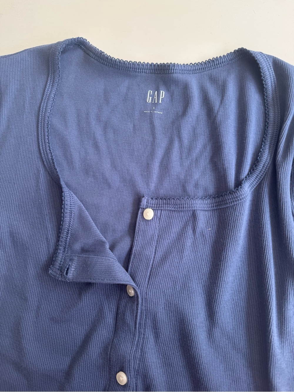 GAP Button-Front Top - Picture 3 of 4